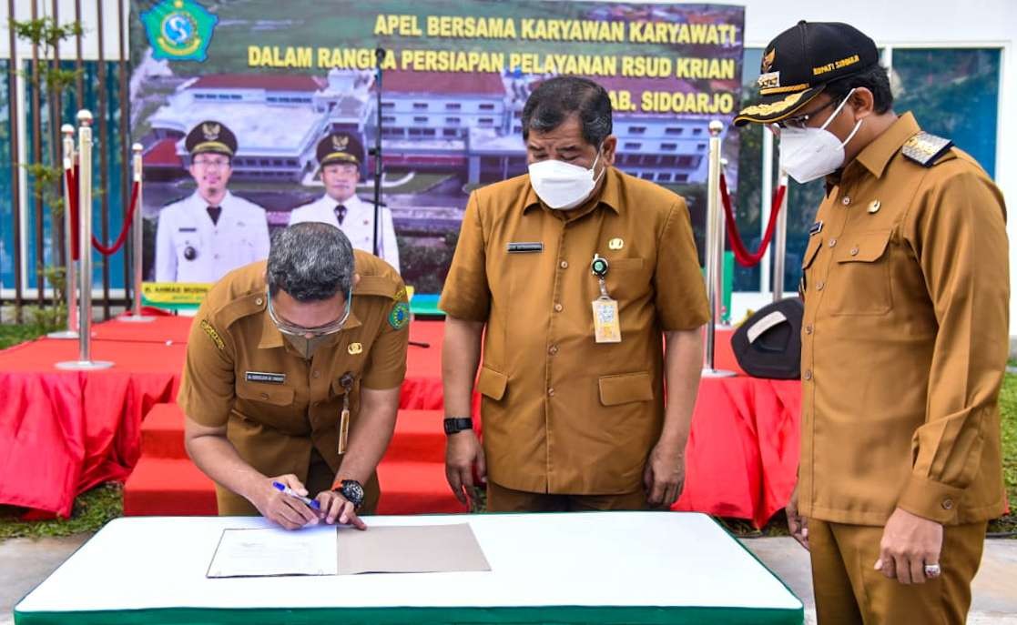 Bupati Sidoarjo (kanan) menyaksikan penandatanganan kepala RSUD Sibar (foto:Aini/Ngopibareng.id)