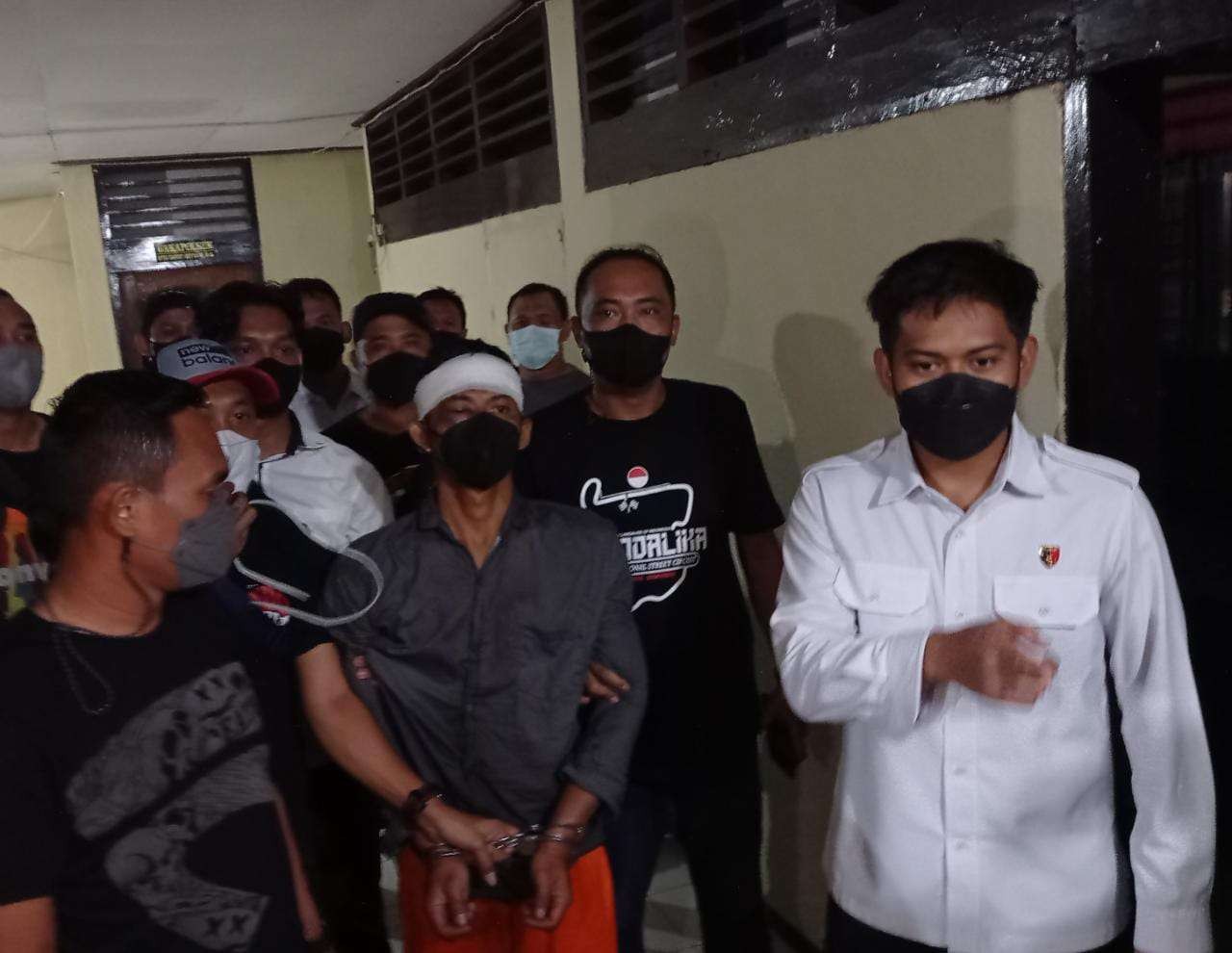 Pelaku pembacokan 10 orang di Desa Pojok, Kecamatan Wates, Kabupaten Kediri diamankan ke Polres Kediri. (Foto: Fendhy Plesmana/Ngopibareng.id)