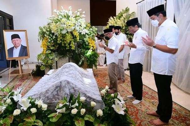 Presiden Jokowi berdoa di depan jenazah Arifin Panigoro sebelum dimakamkan. (Foto: Instagram @jokowi)