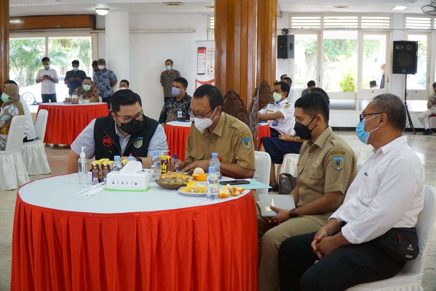 Bupati Kediri Hanindhito Himawan Pramana bahas perbaikan pembangunan jembatan (Foto: Istimewa)