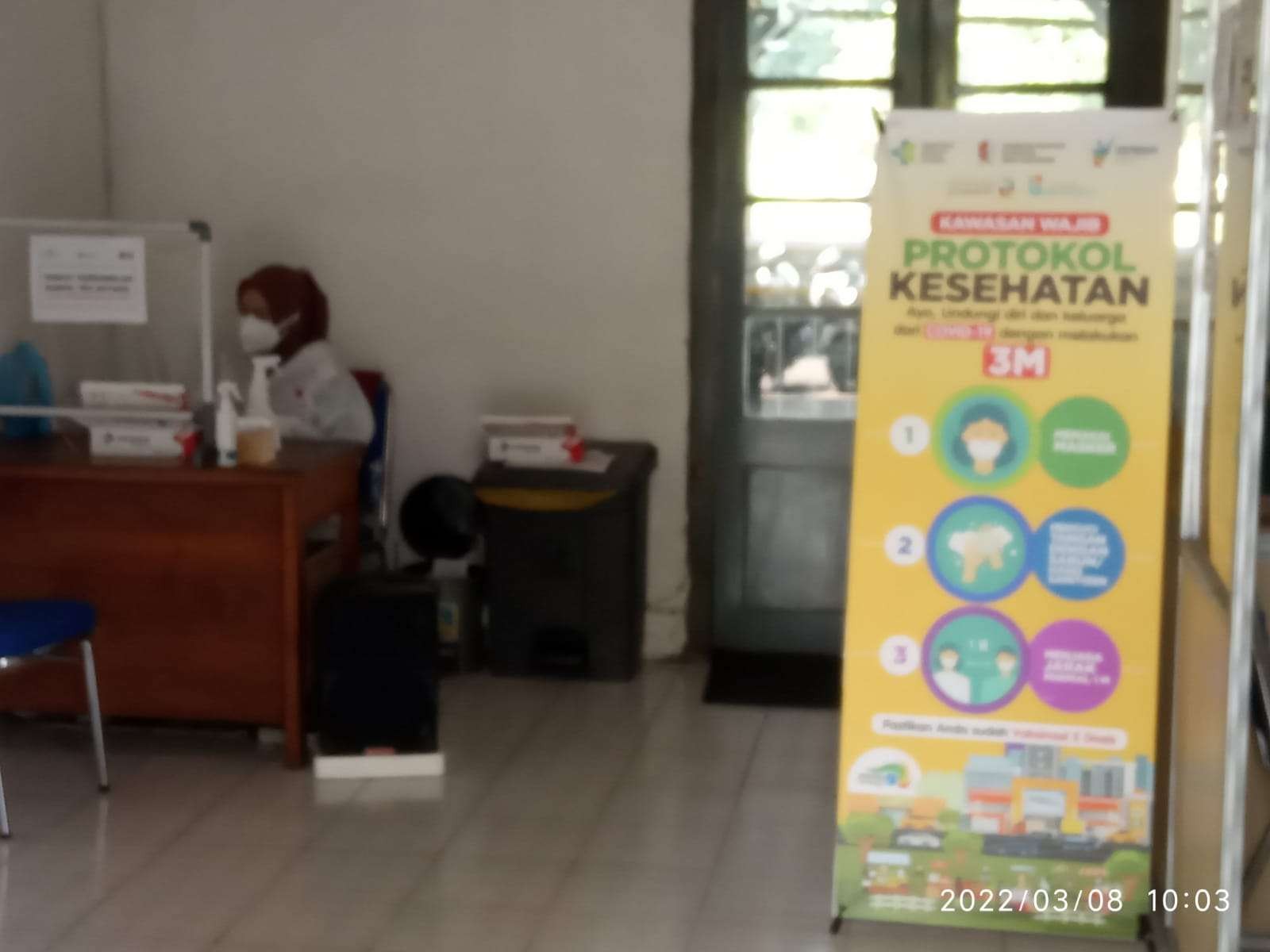 Petugas kesehatan di Stasiun Kereta Api Bojonegoro menunggu penumpang untuk rapid test antigen. (Foto: Sujatmiko/Ngopibareng.id)