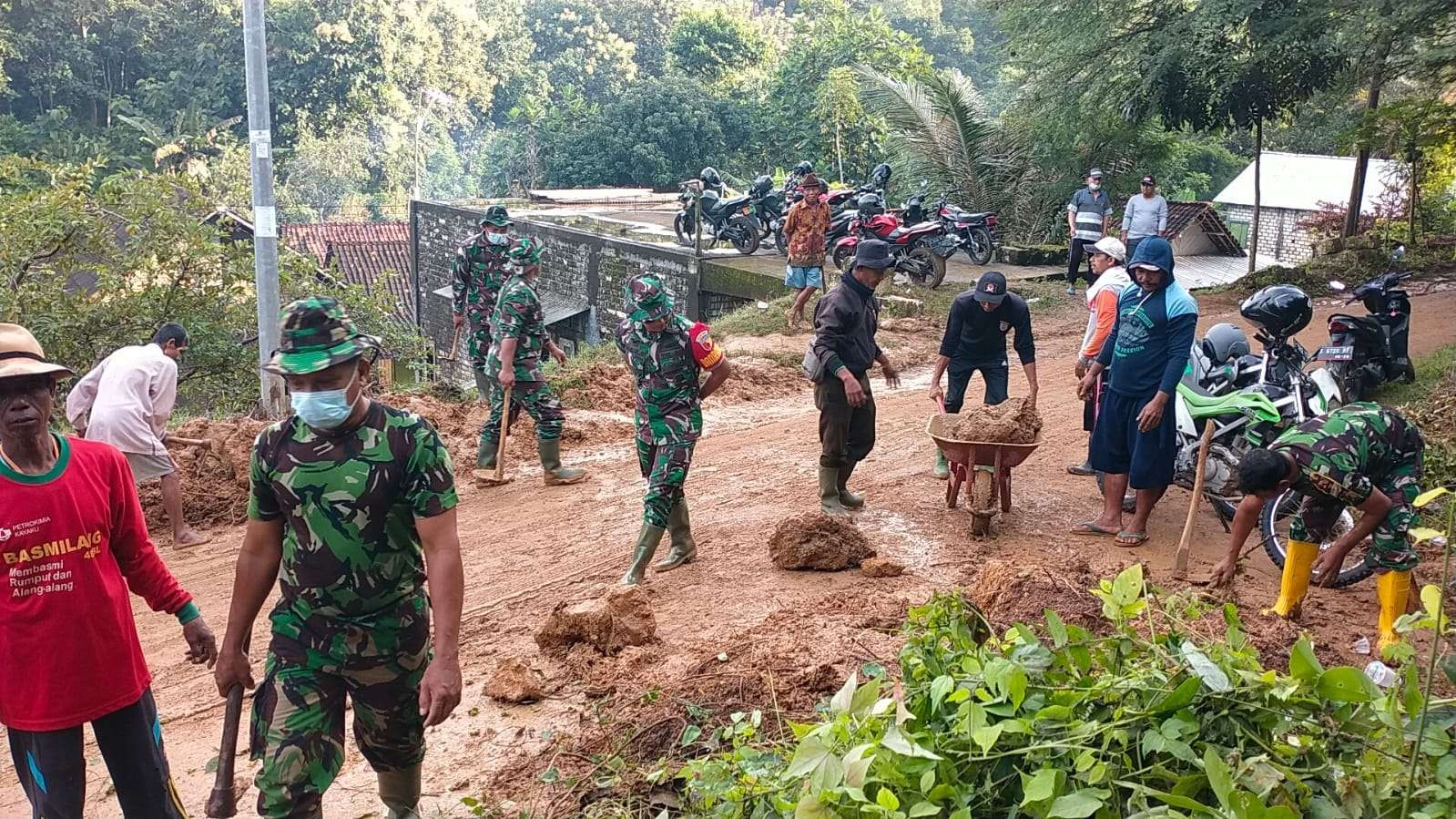 Anggota Koramil Grabagan bersama warga membersihkan material tanah longsor (Humas Kodim Tuban)