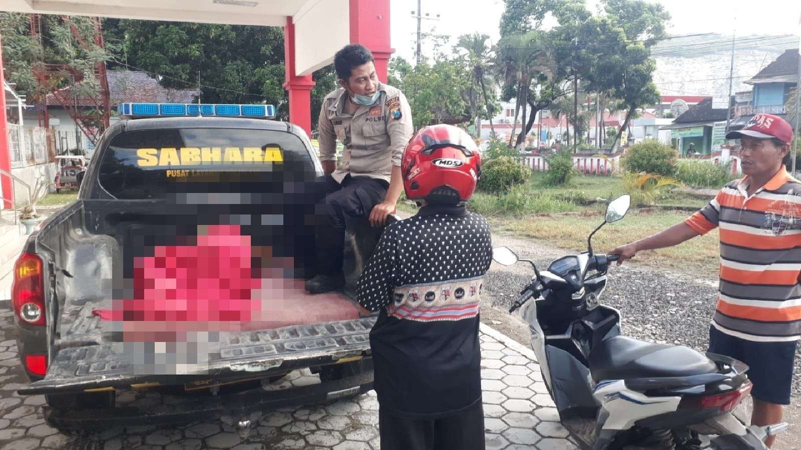 Polisi saat membawa korban ke Puskesmas Puger (Foto:Istimewa)