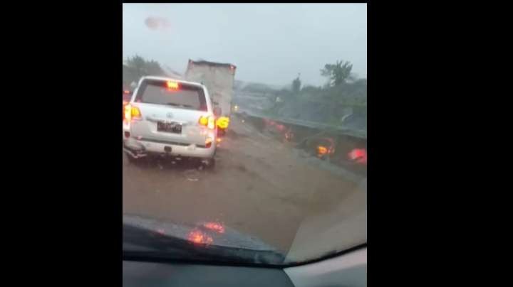 Tangkapan layar banjir akibat longsor di Tol Pandaan-Malang (Foto: istimewa)