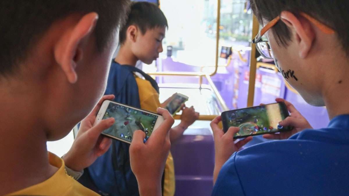 Kegemaran anak-anak main game hingga melupakan salat. (Foto: Istimewa)