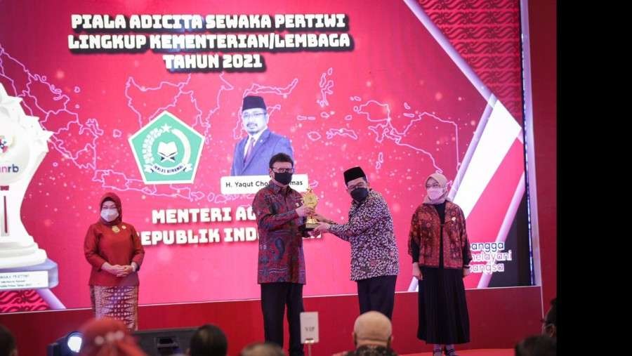 Wamenag Saat menerima Penghargaan Pelayanan Publik Oleh Tjahyo Kumolo. (Foto: Kemenag)