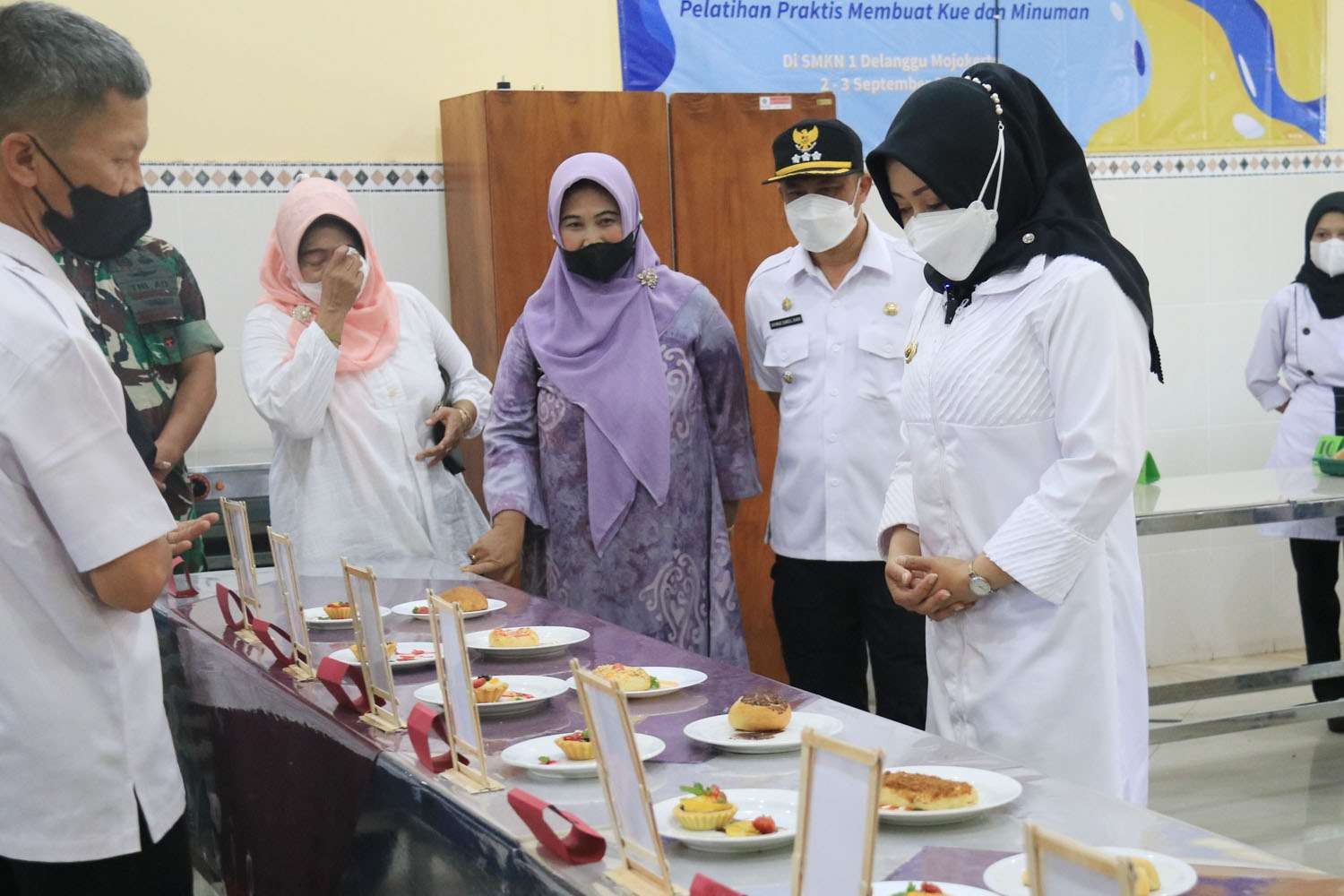 Bupati Mojokerto Ikfina Fahmawati memantau langsung Uji Kompentensi Keahlian (UKK) Tahun 2022 di SMKN 1 Dlanggu Kabupaten Mojokerto. (Foto: Dok Mojokerto)