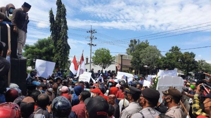 Penggiat anti korupsi dan warga datang ke Kantor Kejari Situbondo mendesak untuk tidak ragu mengungkap kasus korupsi dana PEN 2021 di Kantor Dinas Lingkungan Hidup (DLH) setempat. (Foto: Istimewa)