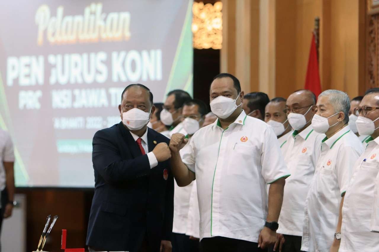 Ketua KONI Pusat, Letjen TNI (purn) Marciano Norman (kiri) saat melantik kepengurusan KONI Jatim di Gedung Hayam Wuruk Pemprov Jatim, Surabaya, Rabu 9 Maret 2022. (Foto: ist)