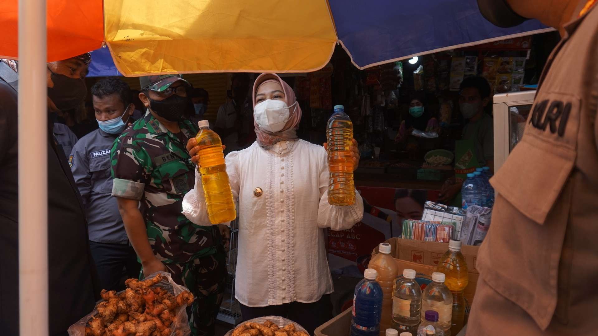 Ning Ita sidak harga kebutuhan pokok di Pasar Tradisional.(Deni Lukmantara/Ngopibareng)