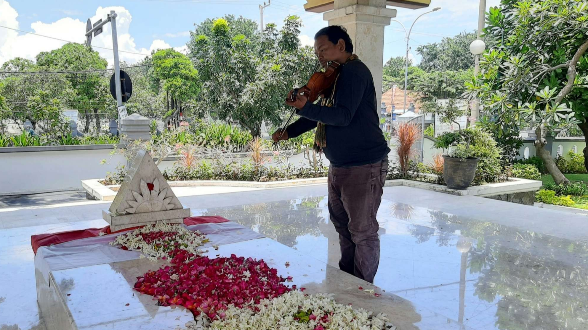 Alunan biola Arul Lamandau mengiringi peringatan Hari Musik Nasional  di Makam WR Supratman, Rabu, 9 Maret 2022. (Foto: Pita Sari/Ngopibareng.id)