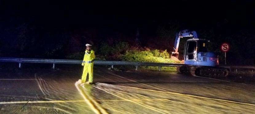 Jasamarga Pandaan Malang dan kepolisian melakukan proses penanganan ruas jalan tol yang sempat mengalami longsoran.