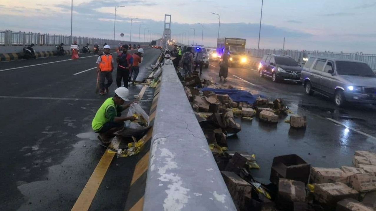 Petugas sedang menepikan minyak goreng di Jembatan Suramadu. (Foto: Andik Dwi/Ngopibareng.id)