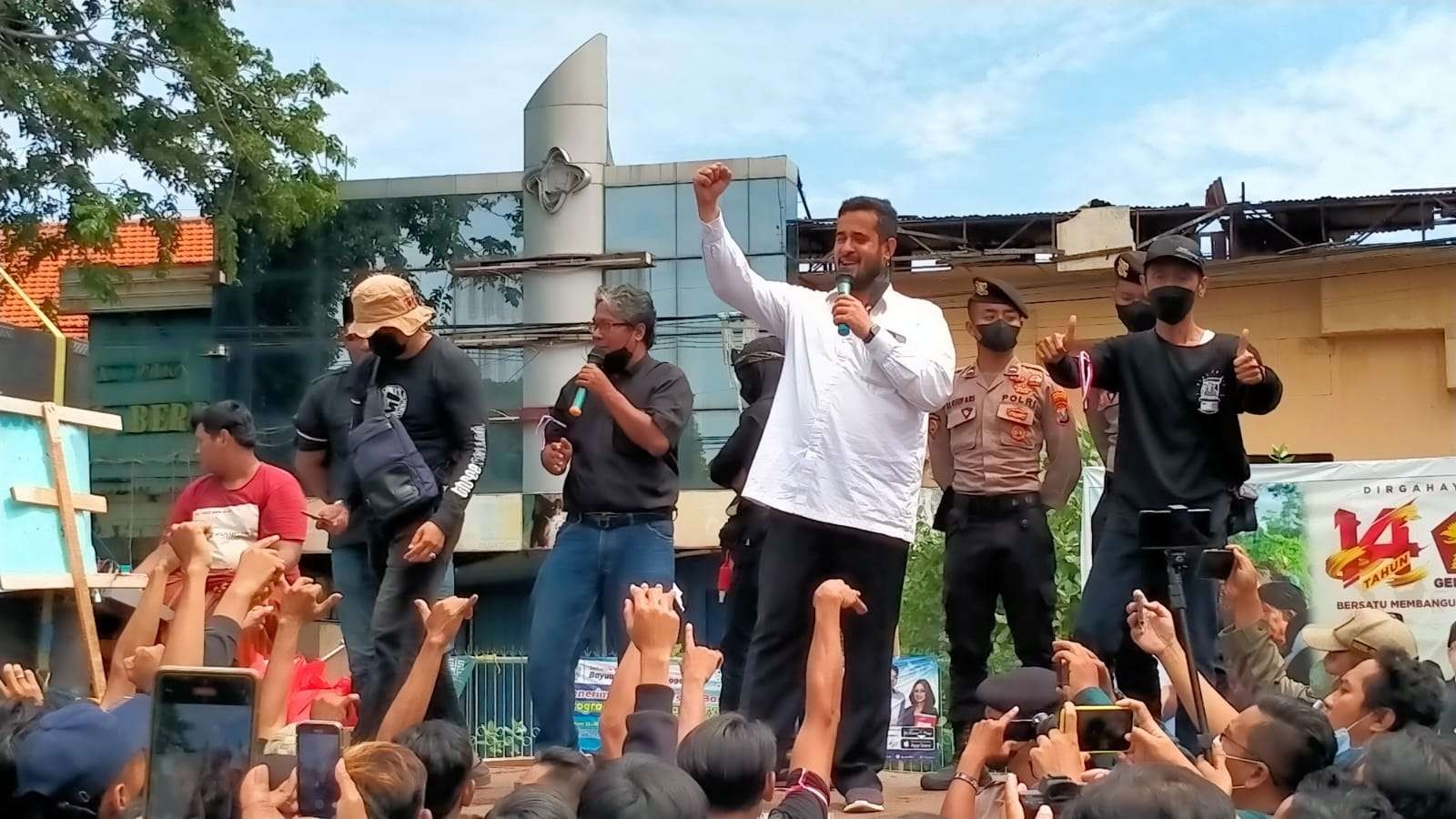 Walikota Habib Hadi Zainal Abidin (baju putih) saat menemui pengunjuk rasa di atas truk tronton. (Foto: Ikhsan Mahmudi/Ngopibareng.id)