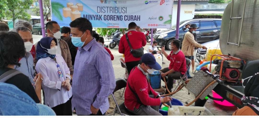 Kementerian Perdagangan (Kemendag) menggelontorkan minyak goreng murah ke Pasar Setono Betek, Kediri. (Foto: Fendhy Plesmana/Ngopibareng.id).id)