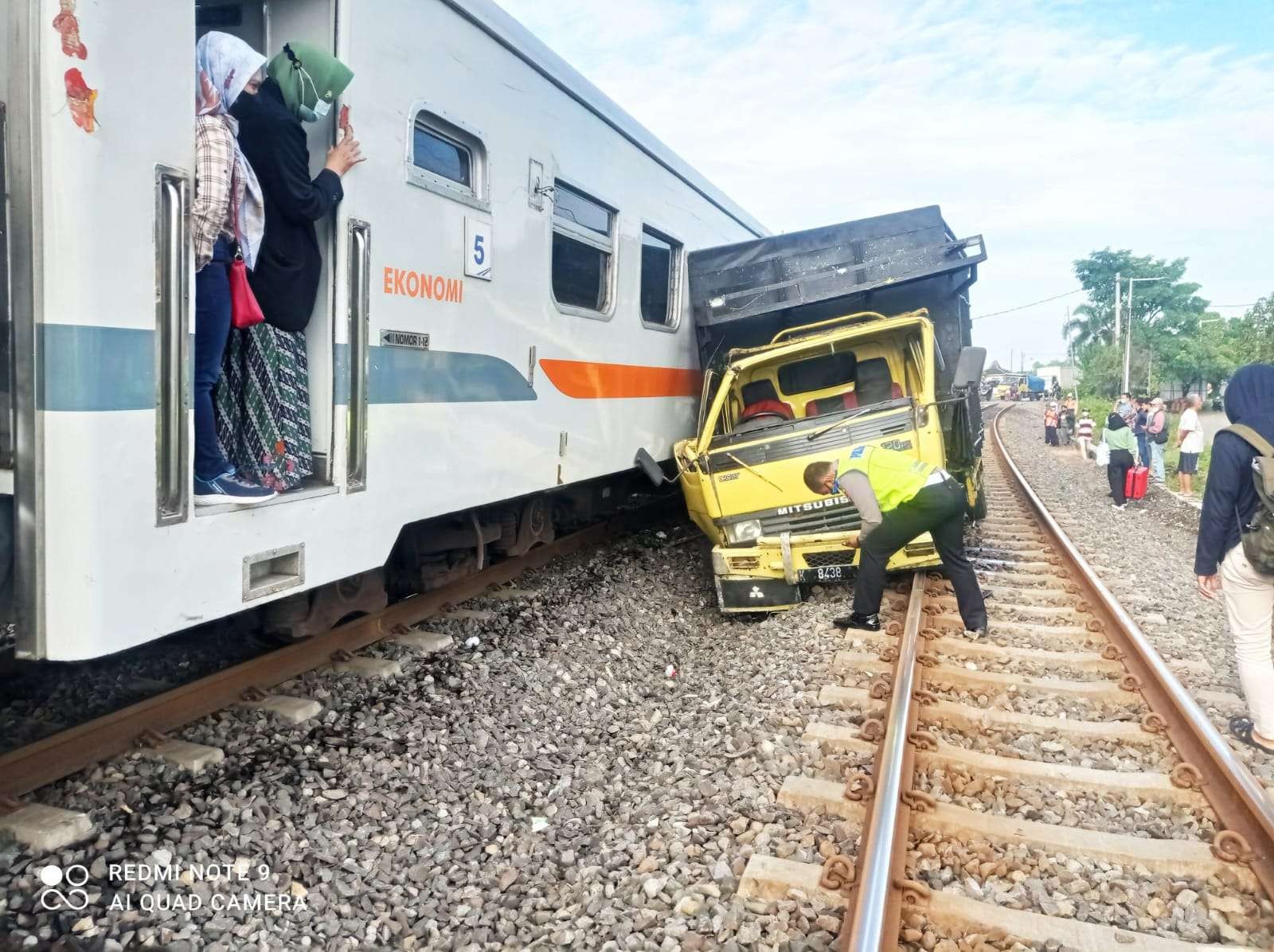 Kondisi truk usai ditabrak KRD di lintasan rel di Lamongan (Foto: Imron Rosidi/Ngopibareng.id)