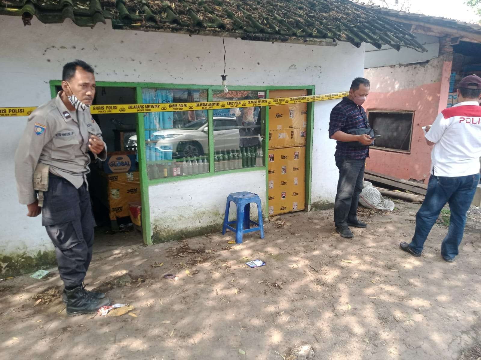 Polisi memasang garis polisi di warung kopi milik korban (Foto:Istimewa)