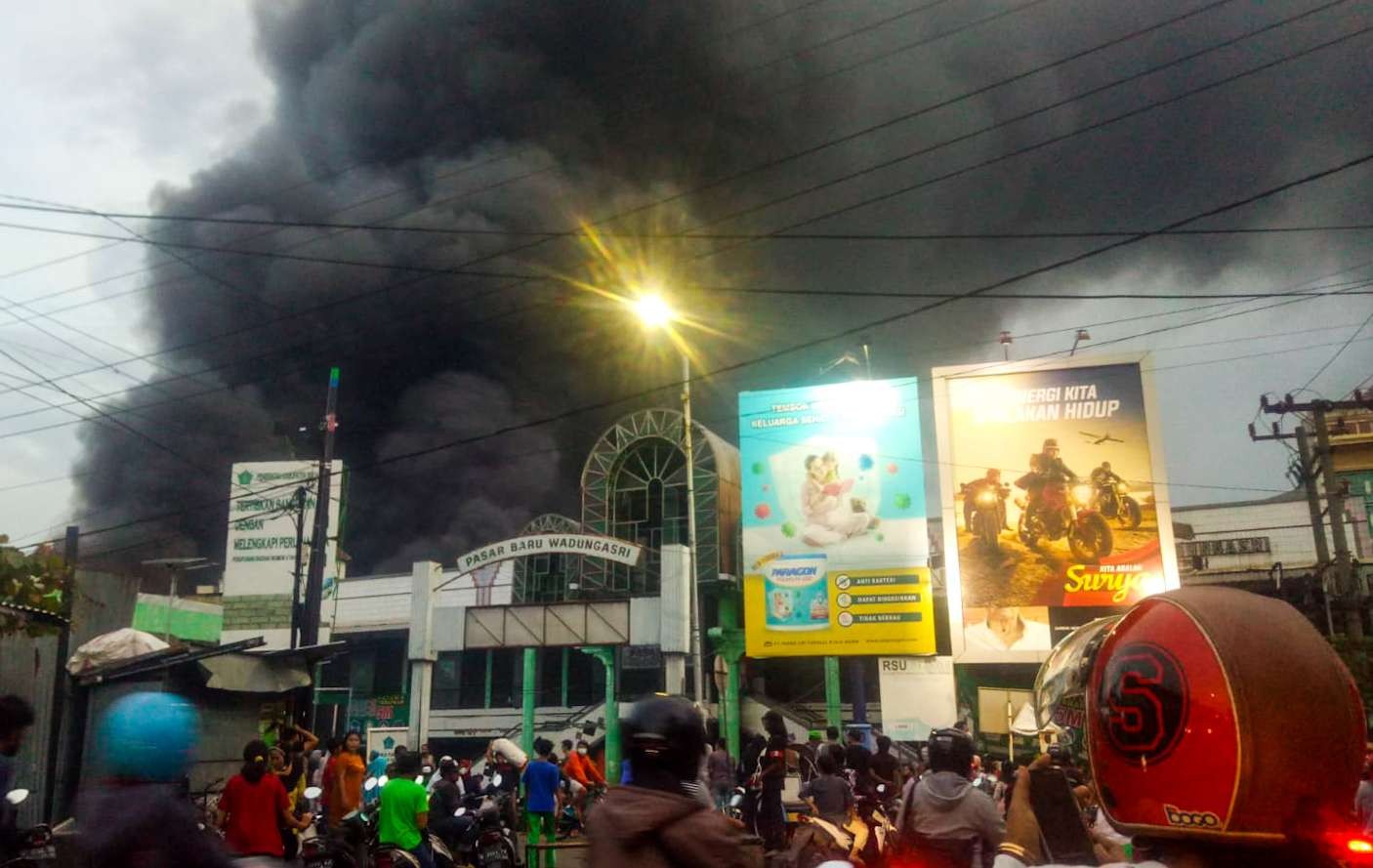 Asap kebakaran pabrik sepatu Desa Wadungasri. (Foto: Aini Arifin/Ngopibareng.id)