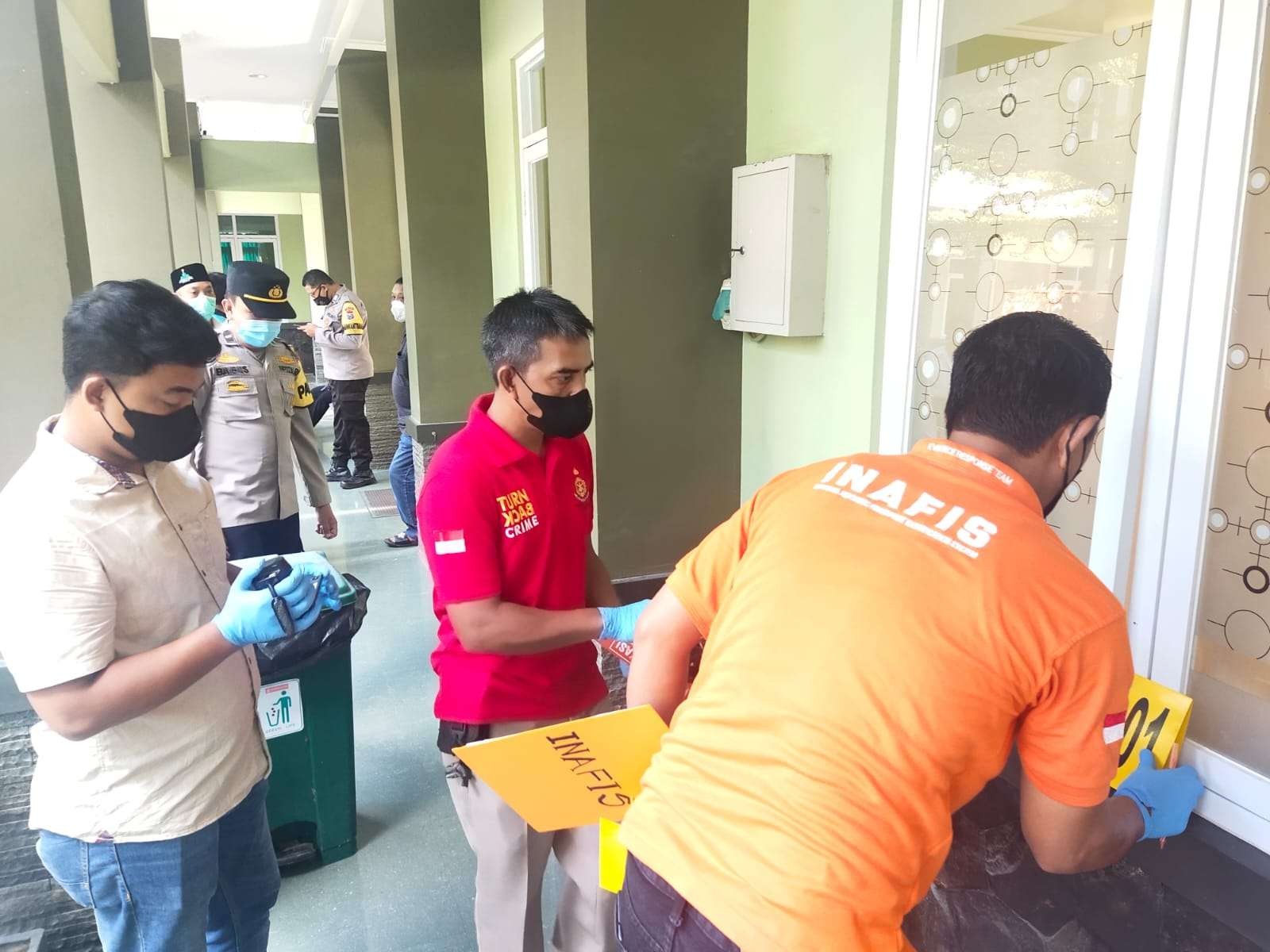 Polisi saat melakukan olah TKP percobaan pencurian di MAN 1 Jember (Foto:Istimewa)