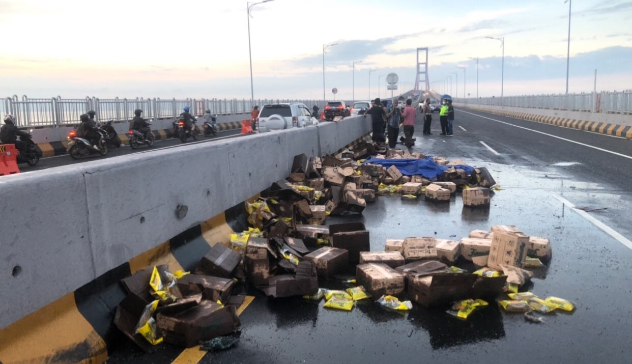 Kondisi Jembatan Suramadu usai mobil muatan minyak goreng terguling. (Foto: Andhi Dwi/Ngopibareng.id)