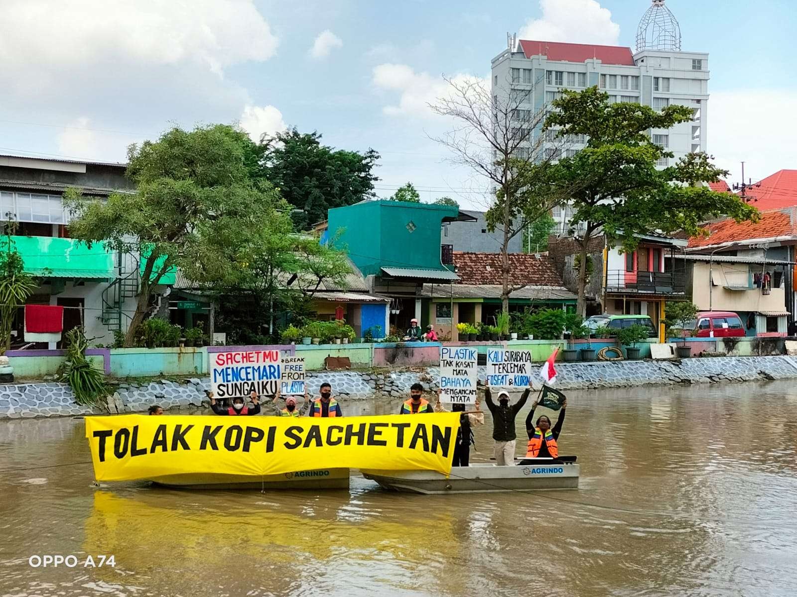 Plastik sachet menjadi masalah yang belum terselesaikan hingga saat ini. Keberadaannya sangat mengkhawatirkan bagi lingkungan. (Foto: Istimewa)