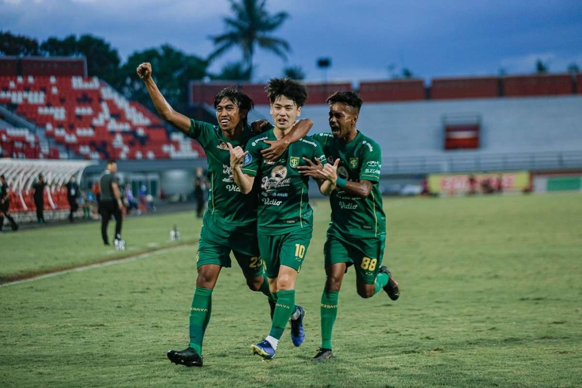 Pemain Persebaya, Taisei Marukawa (tengah) melakukan selebrasi usai menjebol gawang Persik Kediri di Stadion Kapten I Wayan Dipta, Bali, Kamis 10 Maret 2022. (Foto: Istimewa)