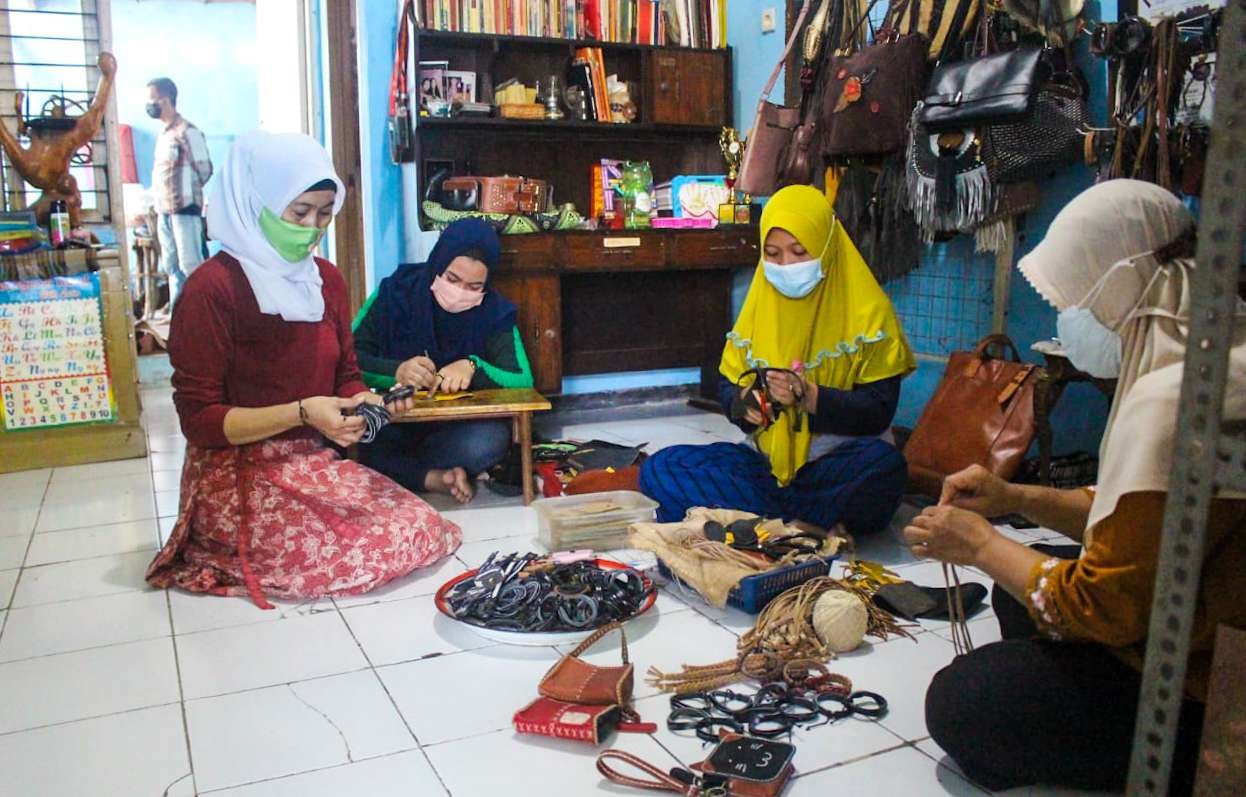 Aktivitas pelaku UKM membuat aksesoris dari kulit. (Foto: Aini Arifin/Ngopibareng.id)