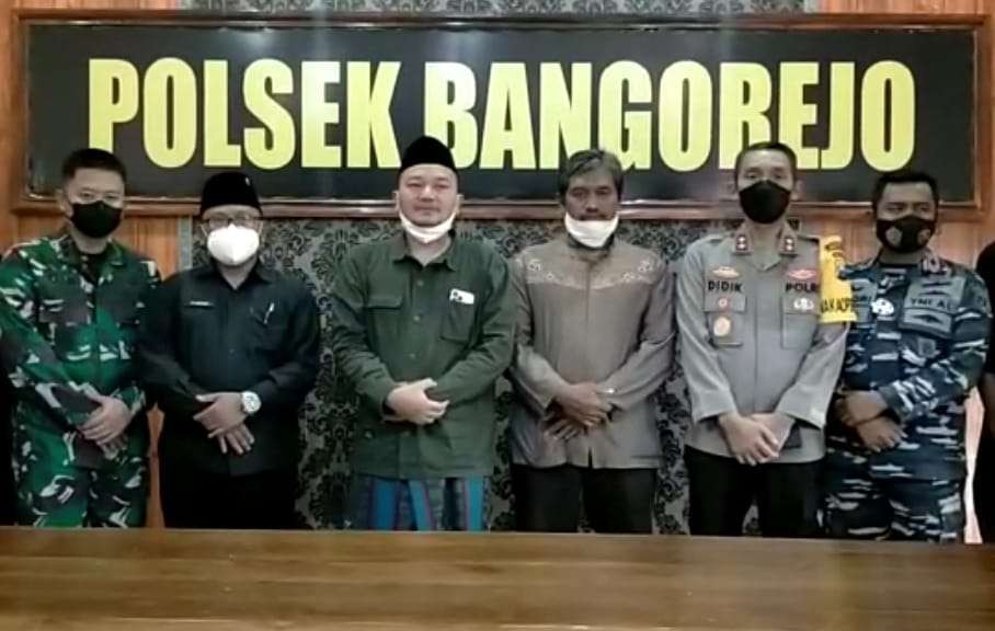 Ketua PCNU Banyuwangi KH. M Ali Makki Zaini (tiga dari kiri) bersama Ketua PSHT Banyuwangi Lilik (tiga dari kanan) bersama Forkopimda usai melakukan islah di Polsek Bangorejo. (Foto: Istimewa)