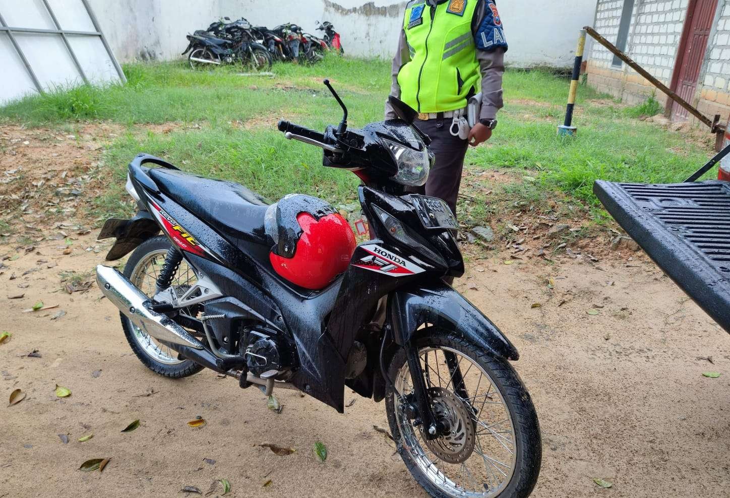 Kondisi motor yang dikendarai korban setelah terlibat kecelakaan dengan dumptruk. (Foto: Dok. Unit Laka Satlantas Polres Tuban)