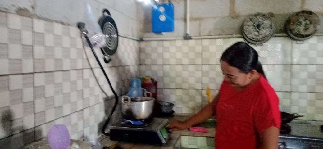 Memasak dengan gas dari limbah cair produksi tahu. (Foto: Ahmad Sampurno/Ngopibareng.id)