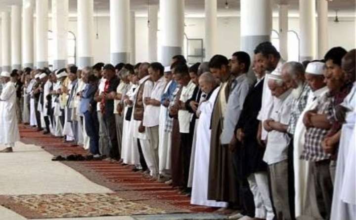 Shalat jamaah dengan saf yang rapat ( foto: istimewa)