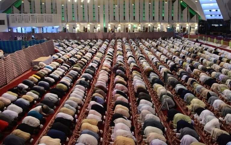 Shaf shalat dirapatkan. (Foto: Istimewa)