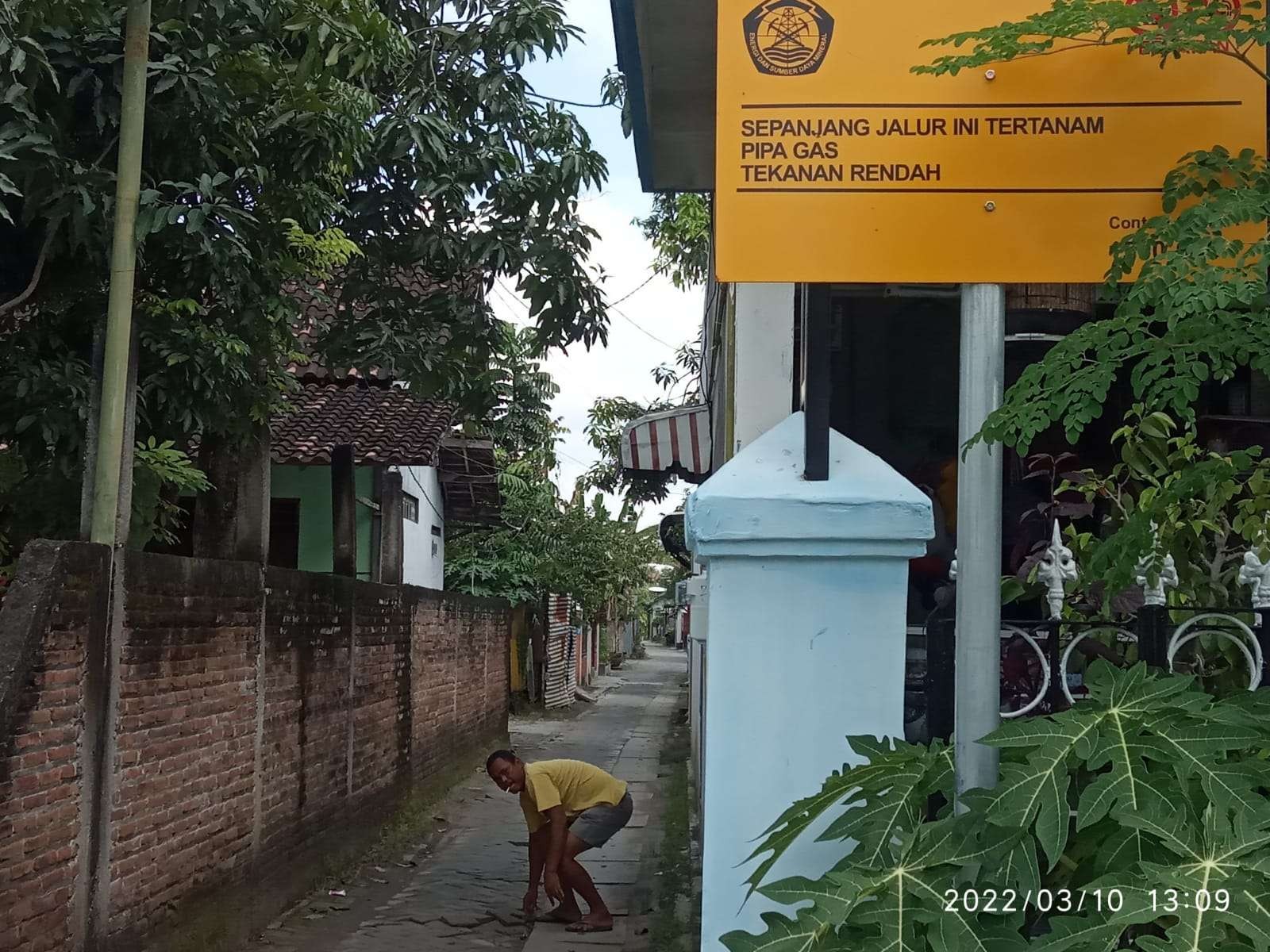 Jalan paving rusak akibat bekas lubang proyek jaringan gas rumah tangga di sebuah kampung di Kelurahan Klangon Kecamatan Kota Bojonegoro.(Foto: Sujatmiko/ngopibareng.id)