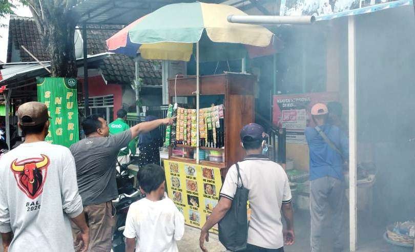 Pelaksanaan fogging di wilayah Kelurahan Kampung, Melayu, Banyuwangi  beberapa waktu lalu (foto:istimewa)