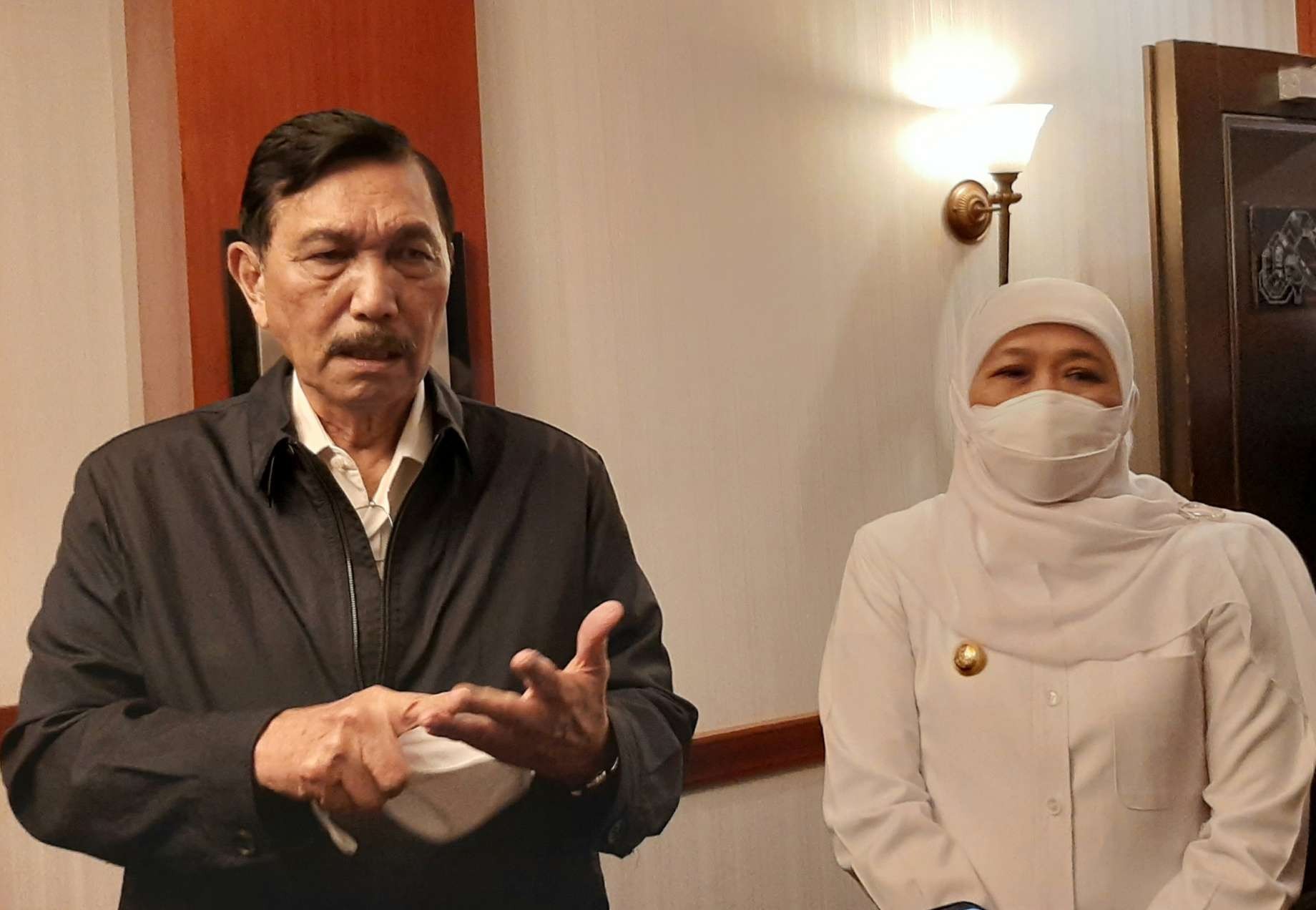 Menteri Koordinator Bidang Kemaritiman dan Investasi Indonesia, Luhut Binsar Panjaitan dan Gubernur Jawa Timur, Khofifah Indar Parawansa, ditemui usai rapat pembukaan PPLN Bandara Juanda. (Foto: Pita Sari/Ngopibareng.id)