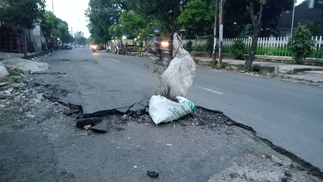 Titik jalan di Kecamatan Kerek aspalnya mengelupas akibat banjir bandang. (Foto: Khoirul Huda/Ngopibareng.id)