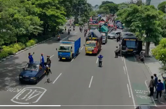 Ratusan sopir truk melakukan unjuk rasa di depan Kantor Dinas Perhubungan Jawa Timur, Surabaya. Mereka membawa 4 tuntutan terkait aturan ODOL. (Foto: Fariz Yarbo/Ngopibareng.id)