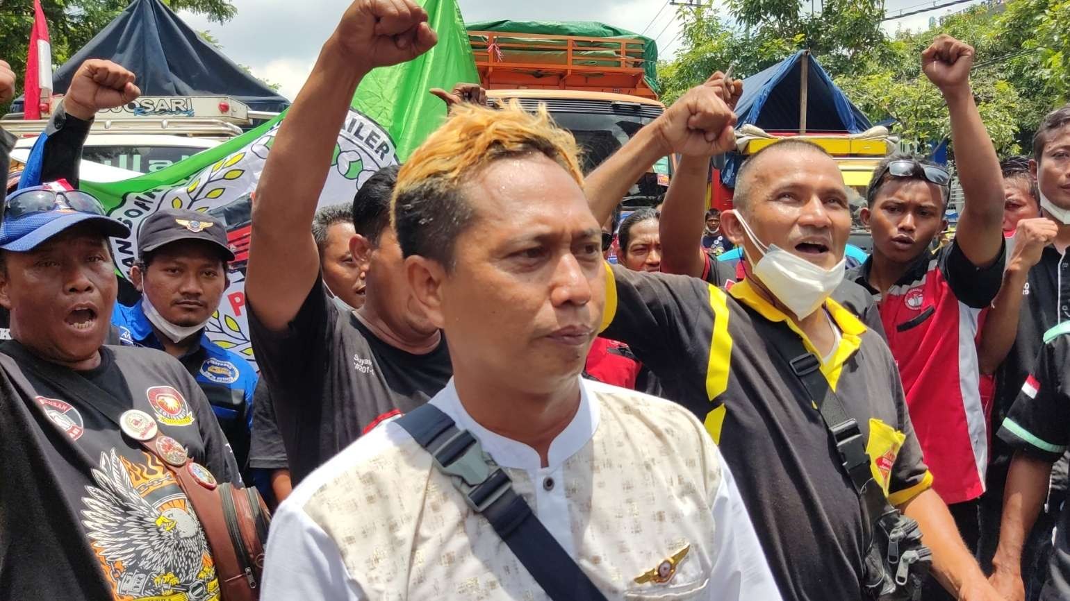 Koordinator GSJT, Supriyono (tengah) saat memimpin aksi demo di Kantor Dishub Jatim, Surabaya, Jumat 11 Maret 2022. (Foto: Fariz Yarbo/Ngopibareng.id)