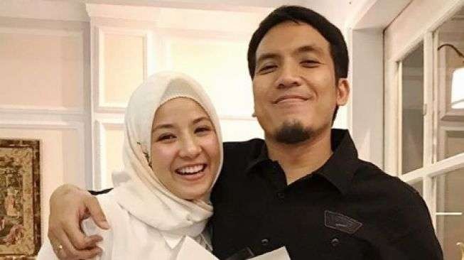 Pasangan Desta dan Rizky Natasha. (Foto: Instagram)