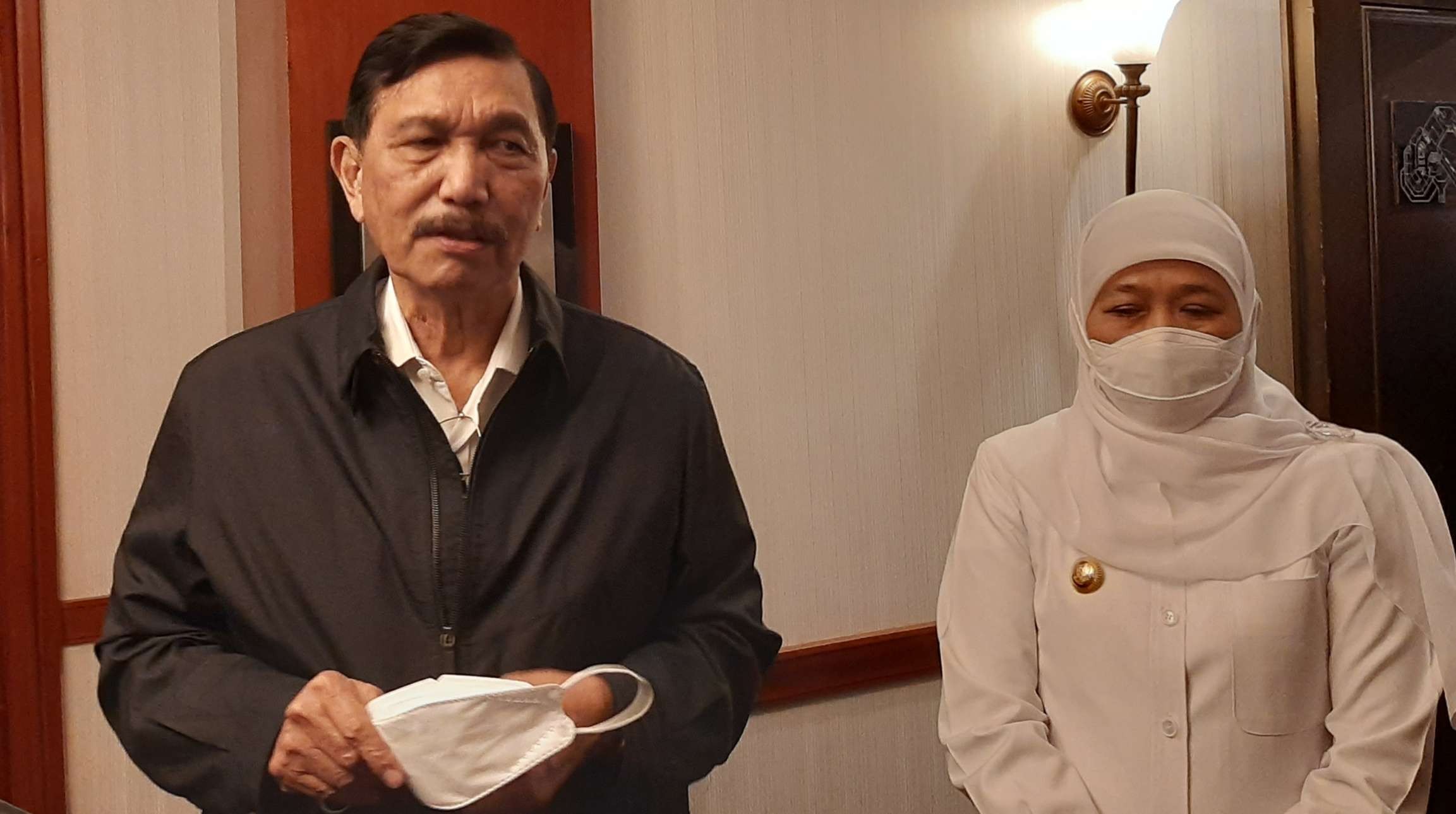 Menteri Koordinator Bidang Kemaritiman dan Investasi Indonesia, Luhut Binsar Panjaitan bersama Gubernur Khofifah Indar Parawansa dalam rapat pembukaan PPLN. (Foto: Pita Sari/Ngopibareng.id)