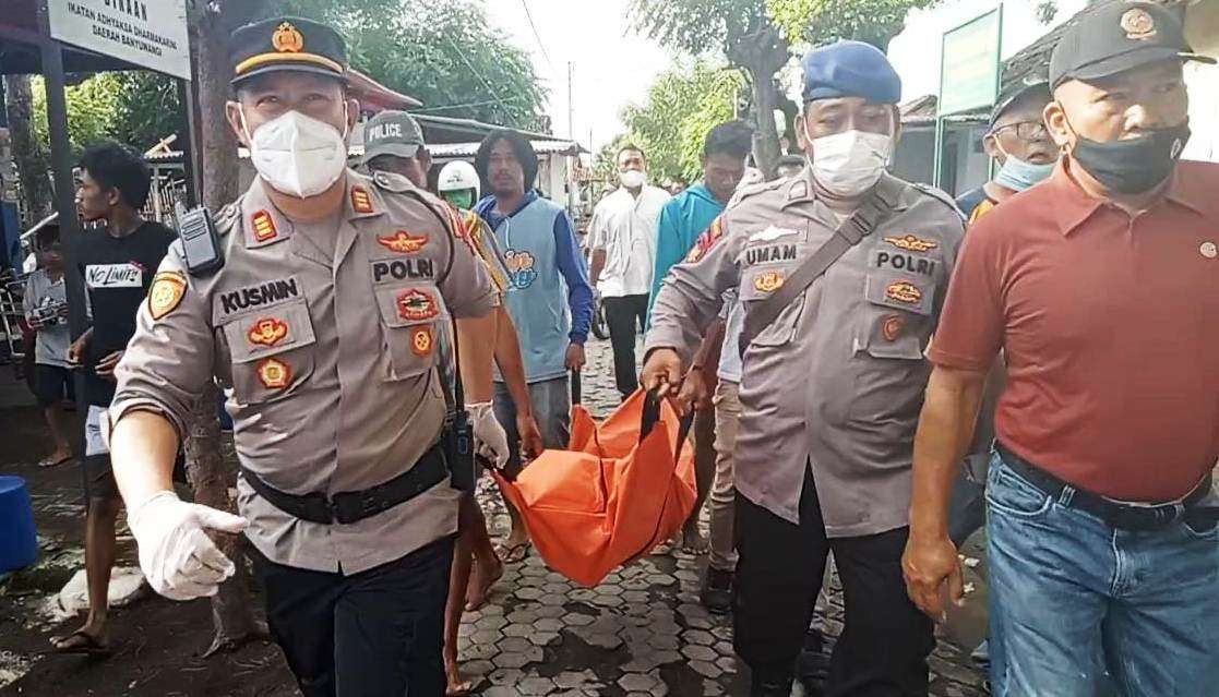 Petugas Kepolisian dibantu warga melakukan evakuasi jenazah kakek yang ditemukan di sekitar pantai bidadari (foto: istimewa)