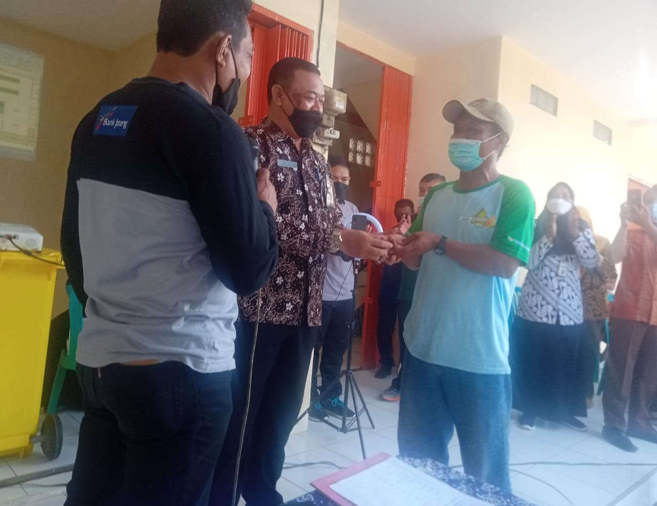 Kepala Dindagkop UMKM Blora Kiswoyo, menyerahkan kunci kepada pedagang Pasar Rakyat Mulyorejo, Jumat 11 Maret 2022. (Foto: Ahmad Sampurno/Ngopibareng.id)