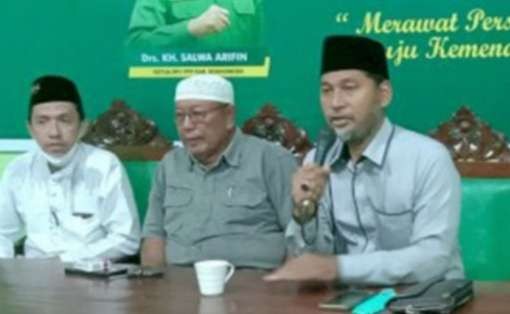 Sekretaris DPC PPP Bondowoso Barri Sahlawi Zein didampingi Samsul Hadi Merdeka saat memberikan keterangan di kantor DPC PPP setempat. (foto:istimewa)