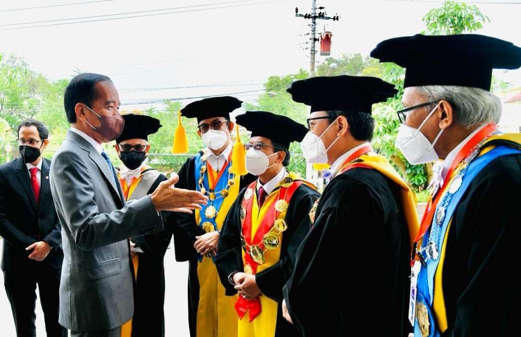 Presiden Jokowi usai menghadiri Sidang Terbuka Senat Akademik Dies Natalis ke-46 Universitas Sebelas Maret, Jumat 11 Maret 2022. (Foto: Setpres)