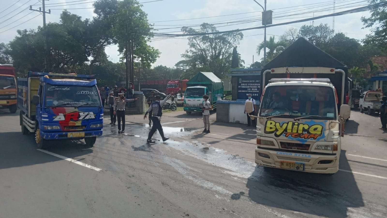 Para sopir truk yang memarkir kendaraannya di ruas jalan Tol Karanglo, Kabupaten Malang. (Foto: Lalu Theo/Ngopibareng.id)