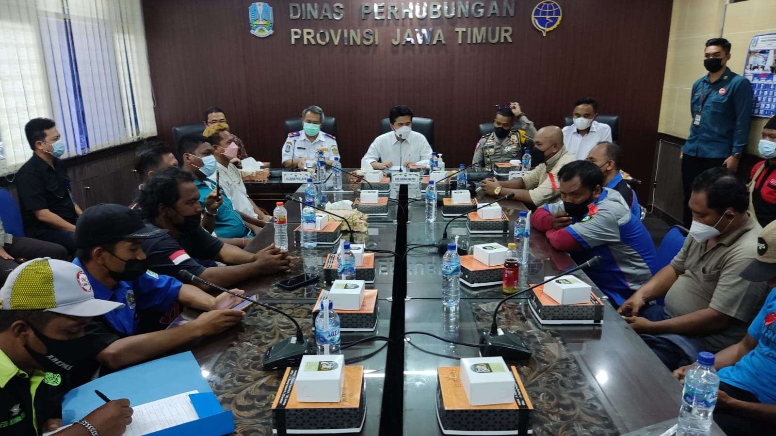 Wagub Jatim, Emil Elestianto Dardak (tengah) saat menemui perwakilan sopir truk di Kantor Dishub Jatim, Surabaya, Jumat 11 Maret 2022. (Foto: Fariz Yarbo/Ngopibareng.id)