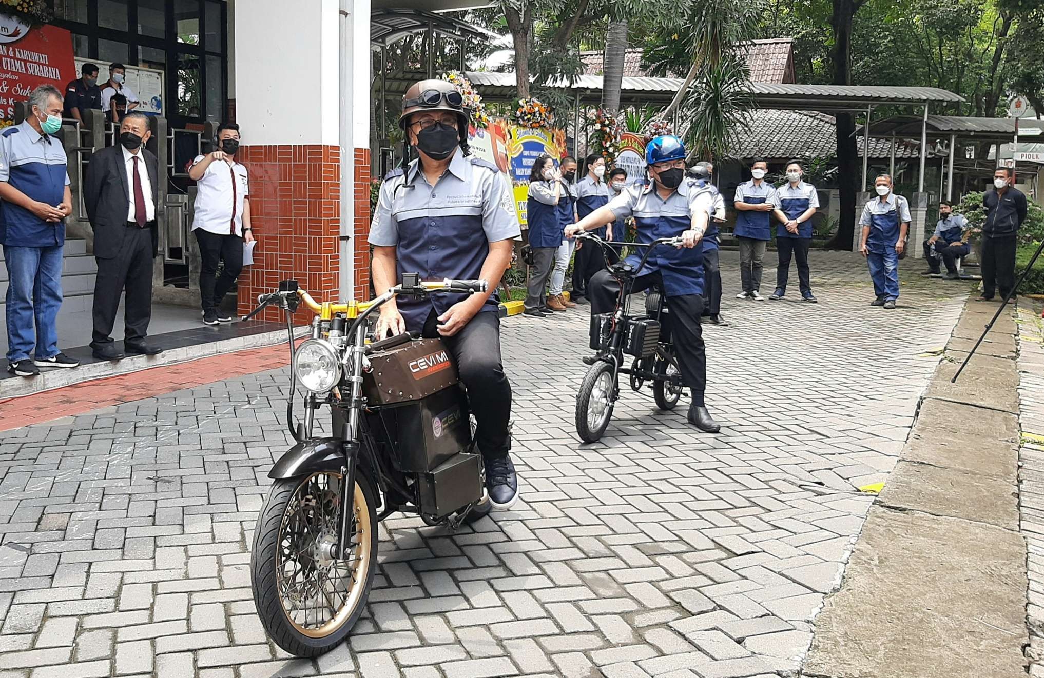 Motor dan sepeda listrik yang dibuat dan dikembangkan oleh fakultas Teknik Ubaya. (Foto: Pita Sari/Ngopibareng.id)