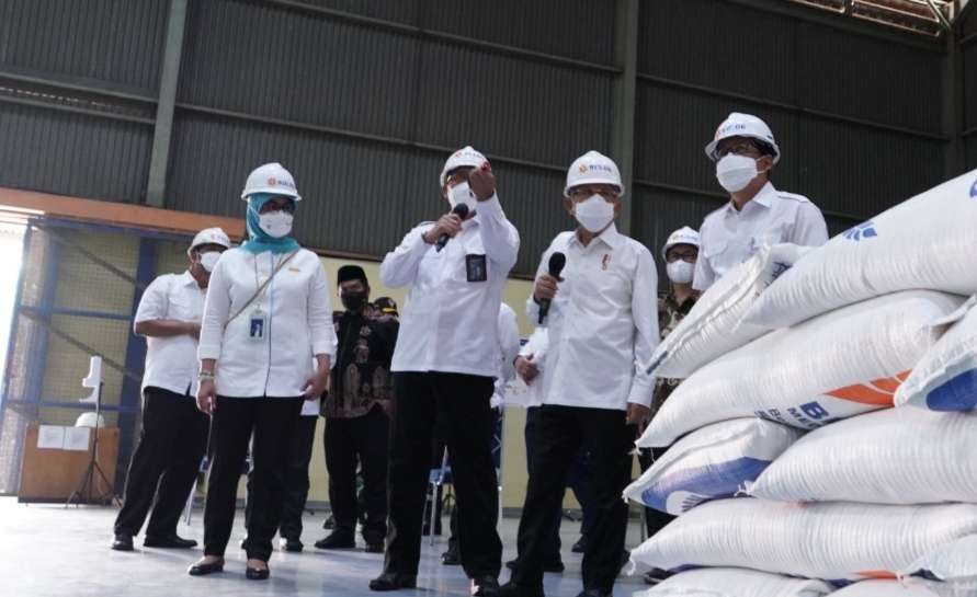 Wapres meninjau stok beras di Gudang Bulog Jakarta. (Foto: Setwapres)