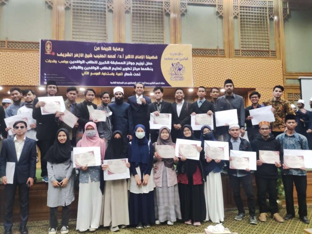 Duta Besar RI di Kairo Lutfi Rauf berpose bersama para mahasiswa Indonesia yang mengikuti lomba “Talenta dan Potensi” di Universitas Al-Azhar, Kairo, Mesir. (Foto:KBRI Kairo)