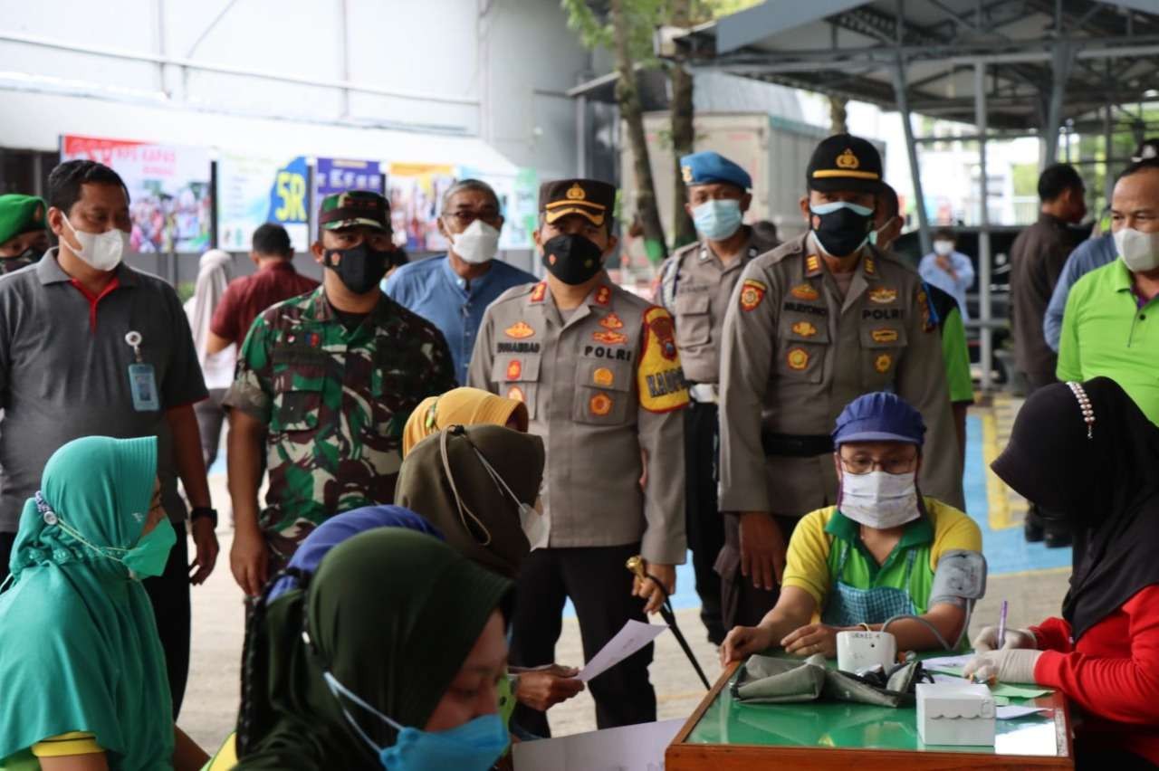 Komandan Kodim 0813/Bojonegoro Letkol Arm. Arif Yudho Purnomo dan Kapolres Bojonegoro AKBP Muhammad melakukan pengecekan langsung vaksinasi serentak di tiga lokasi di Bojonegoro, Sabtu 12 Maret 2022.(Foto: Dok Humas Polres Bojonegoro)